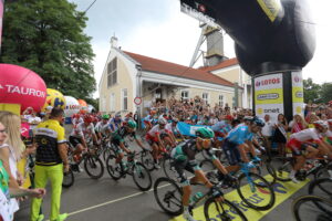 koalrze wyruszajacy spod szybu Daniłwoicza tour de pologne