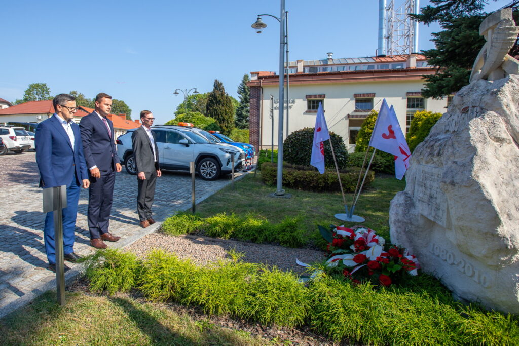 Delegacja przy kamiennym ostańcu na terenie kopalni