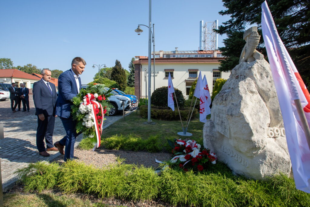 Składanie kwiatów przy pomniku na terenie kopalni