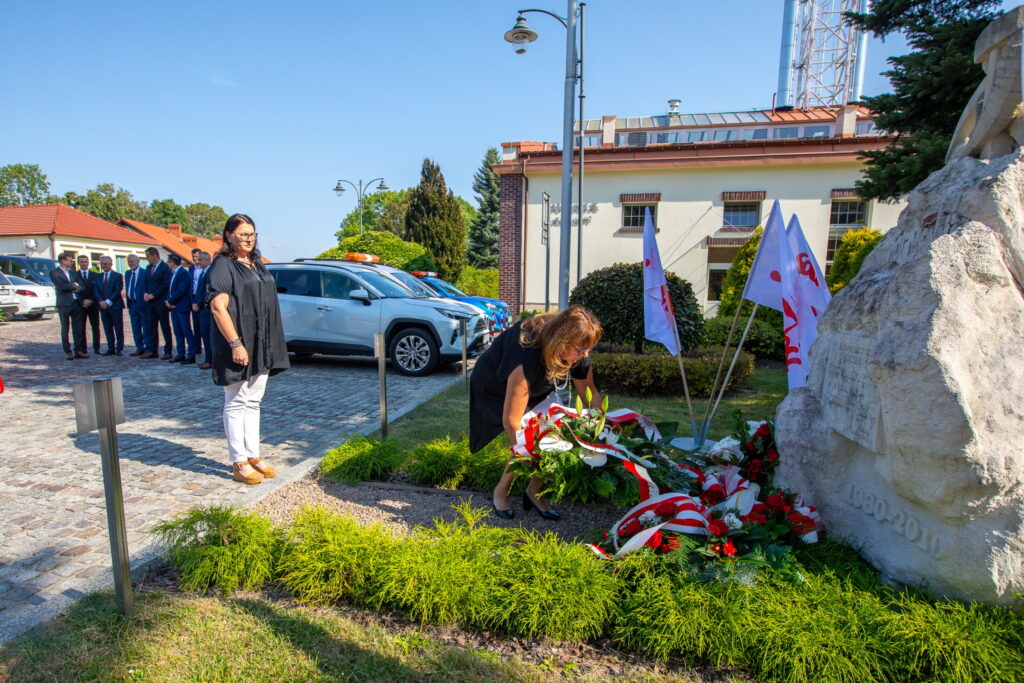 Delegacja przy pomniku