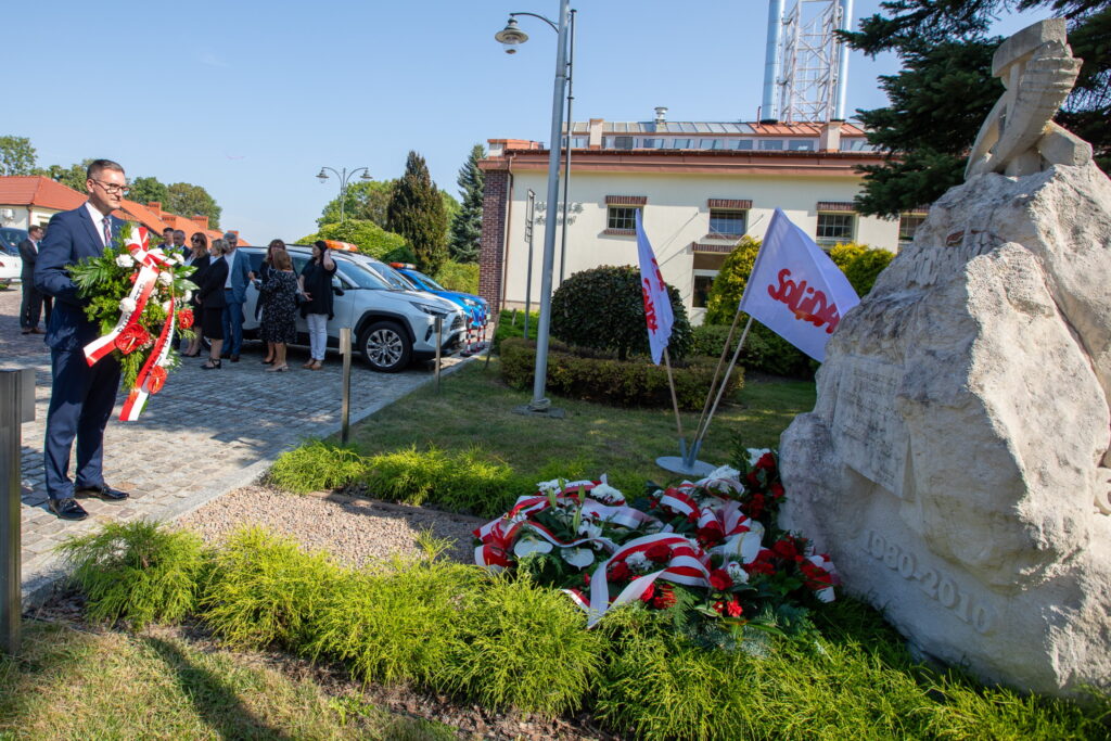 Burmistrz Wieliczki składa kwiaty przy pomniku na terenie kopalni