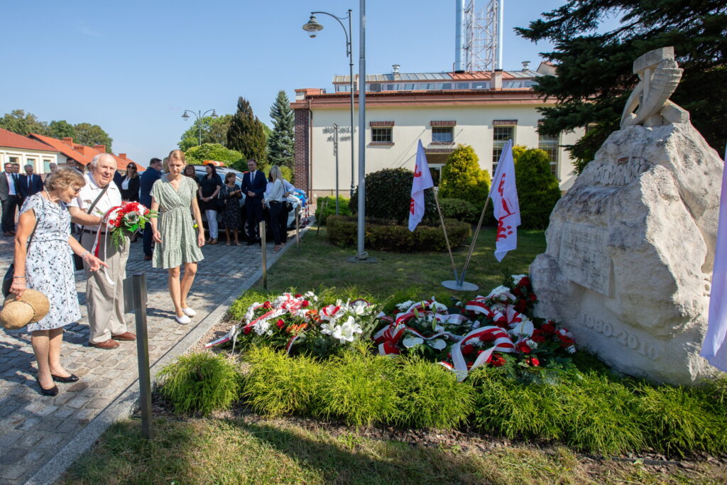 Delegacja przy pomniku na terenie kopalni