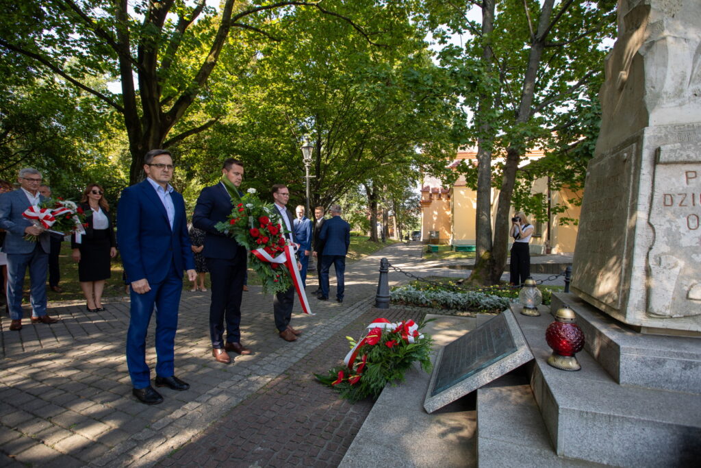 Delegacja Kopalni Soli "Wieliczka" S.A. składa kwiaty przy pomniku na wielickich Plantach