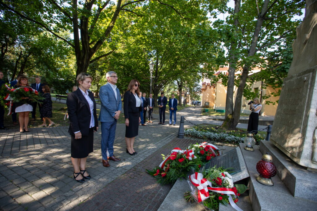 Delegacja kopalni przy pomniku na wielickich Plantach