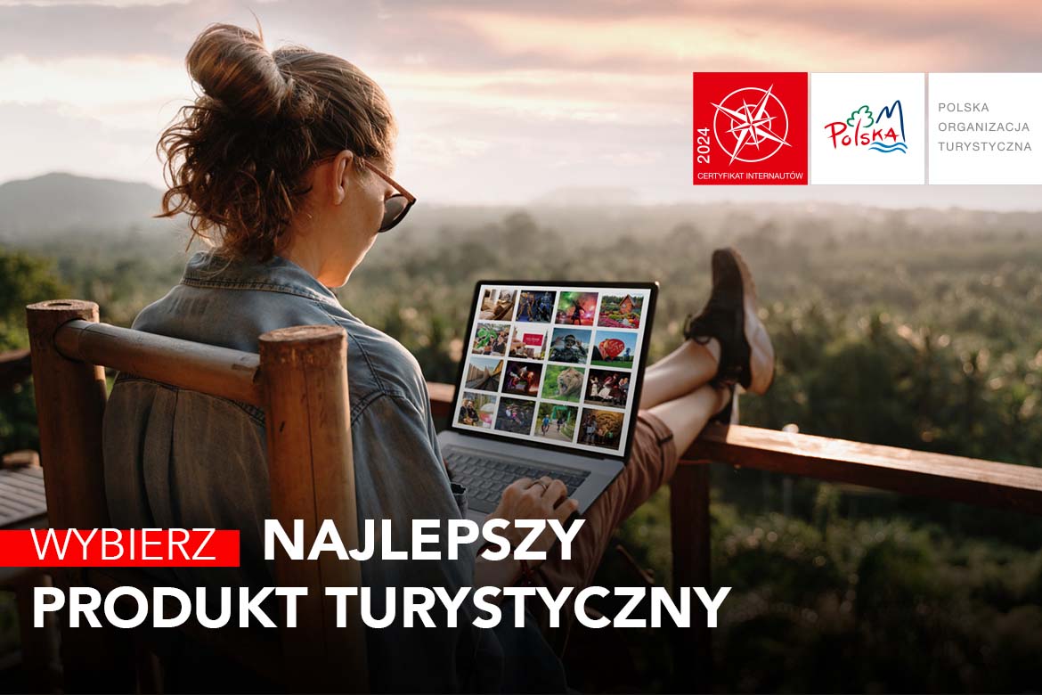 Grafika Wybierz najlepszy produkt turystyczny. Na zdjęciu młoda kobieta z laptopem na kolanach oddająca głos na wybraną atrakcję. W prawym górnym rogu biały kompas na czerwonym tle