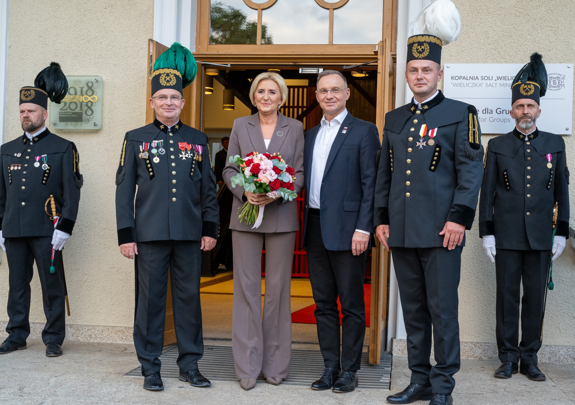 Para prezydencka w towarzystwie ubranych w galowe mundury przedstawicieli Zarządu kopalni