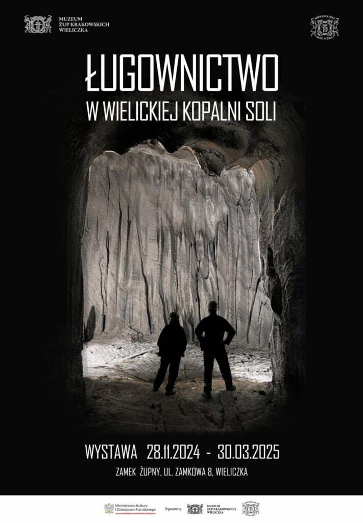 Plakat z tytułem wystawy: Ługownictwo w wielickiej kopalni soli. Zdjęcie przedstawiające dwie czarne postaci górników podziwiających komorę natryskową, której ściana przypomina drapowany materiał